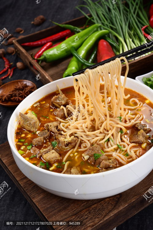 饸饹面 一碗面里的南北風物，從陜北羊肉到江南牛肉